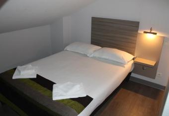 H  tel du Centre allows 18 year olds to book a room