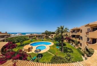 Clube Maria Luisa allows 18 year olds to book a room