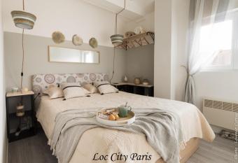 Charmant F2    V  mars- Parc Ast  rix - Mer de Sable - Villepinte - A  roport CDG allows 18 year olds to book a room