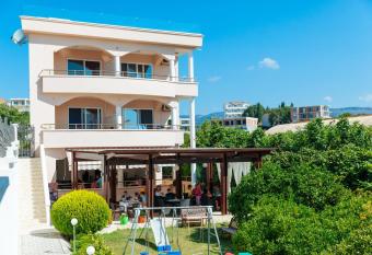 Guest House Pasha has Balcony rooms