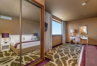 Holiday Inn Porto Gaia, an IHG Hotel allows 18 year olds to book a room