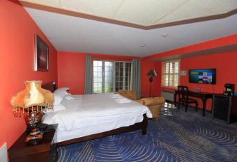 Fullerton Manor Inn has rooms with a private hot tub