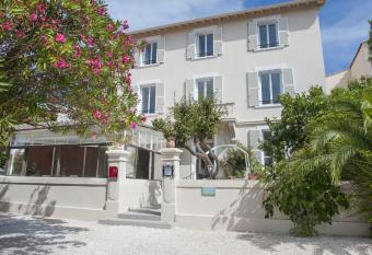 Hotel La Bienvenue has Balcony rooms