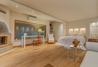 Olympos Lodge has rooms with a private hot tub