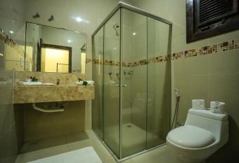 Hotel Casa do Mar has rooms with a private hot tub