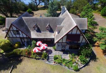 Swan Cove Beachfront allows 18 year olds to book a room