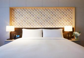 Shinhwa Jeju Shinhwa World Hotels has rooms with a private hot tub