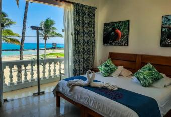 Hotel Albemarle allows 18 year olds to book a room