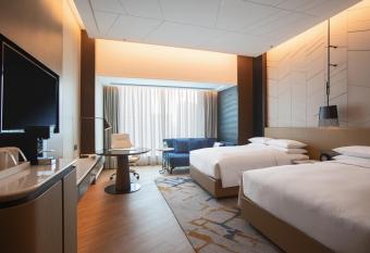 Renaissance Xi an Hotel has rooms with a private hot tub