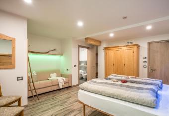 Albergo Panorama has Balcony rooms