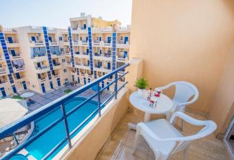 Pool View Near El Gouna With Top Floor Balcony & Kitchen - 2 x Large Pools - European Standards - Tiba Resort C34 allows 18 year olds to book a room