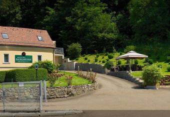 G  sser BACHGASSLHOF -- Bed and Breakfast -- Apartments allows 18 year olds to book a room