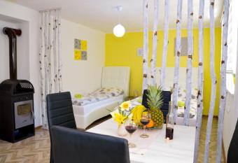 Apartman Lana has Balcony rooms