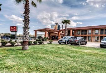 Econo Lodge has Smoking rooms