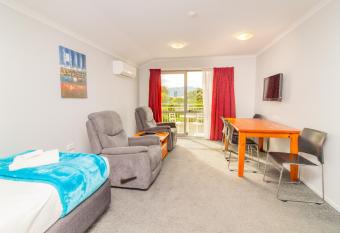 BKs Premier Motel Esplanade has Balcony rooms