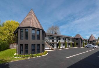 The Towers on the Park has rooms with a private hot tub