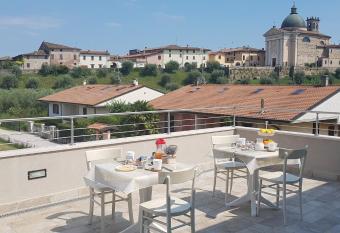 Quarantotto B&B has Balcony rooms