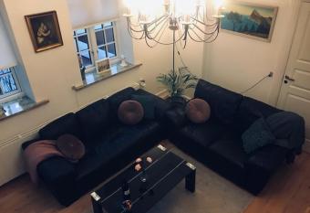 Centralt i Gentofte i 2 plan, ved S-Tog og busser has Balcony rooms