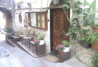 La Finestrella Di Montalto Locanda allows 18 year olds to book a room