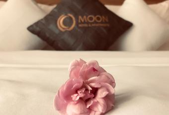 Moon Hotel and Apartment Da Nang has rooms with a private hot tub