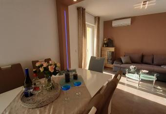 Villa Elke Maria mit Privatpool und Poolmassage allows 18 year olds to book a room