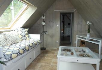 Chez Caro has rooms with a private hot tub