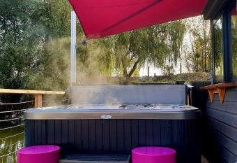 Lodges des grands crus allows 18 year olds to book a room