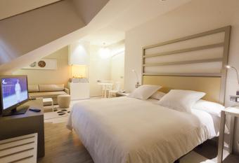 Hotel & Spa Princesa Munia has rooms with a private hot tub