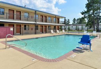 Americas Best Value Inn Kinder has Smoking rooms