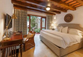 Hotel Casa San Agustin has rooms with a private hot tub