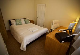 Clean Bath property by canal and town with free parking, WiFi and breakfast included allows 18 year olds to book a room