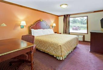 Travelodge by Wyndham Sellersburg / Louisville North has rooms with a private hot tub