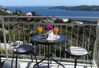 Cozy Apartmant with a sea view in Ora  ac allows 18 year olds to book a room