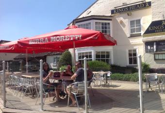 Kings Head Coltishall has Balcony rooms