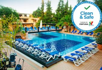 Hotel Balaia Mar allows 18 year olds to book a room