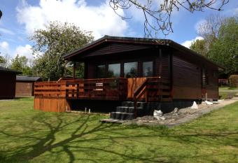 Bluebell Lodge 4 with Hot Tub, Newton Stewart allows 18 year olds to book a room