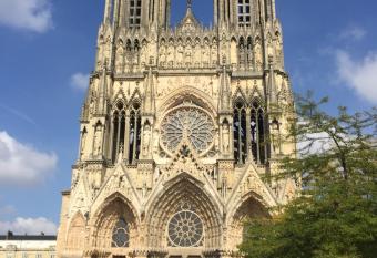 H  tel des Arcades allows 18 year olds to book a room