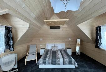 Stachelisko - domki i pokoje has rooms with a private hot tub