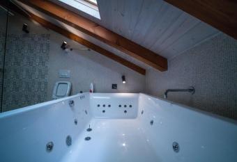 Kor  a Boutique Hotel has rooms with a private hot tub