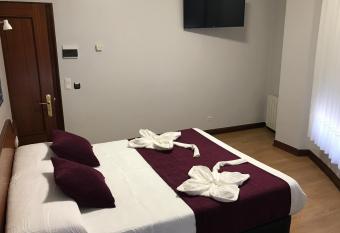 Pensi  n La Salve allows 18 year olds to book a room