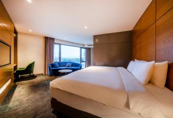 Hotel Marinabay Seoul allows 18 year olds to book a room