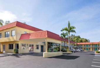Super 8 by Wyndham Sarasota Near Siesta Key has Smoking rooms