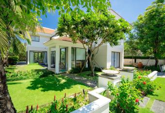 Kim s Ocean view Villa Danang has rooms with a private hot tub