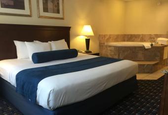 Best Western Plus Reading Inn & Suites has rooms with a private hot tub