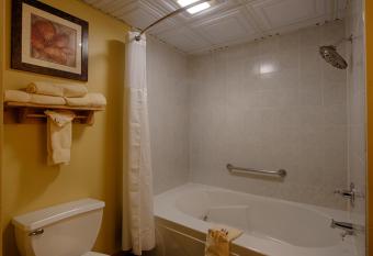 Best Western Edinburgh/Columbus has rooms with a private hot tub