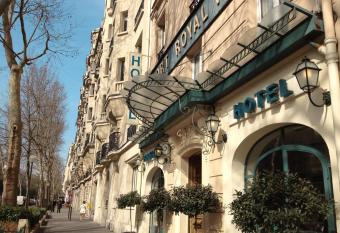 Port Royal Hotel allows 18 year olds to book a room