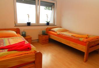 Ferienwohnung + Monteurwohnungen Krings allows 18 year olds to book a room
