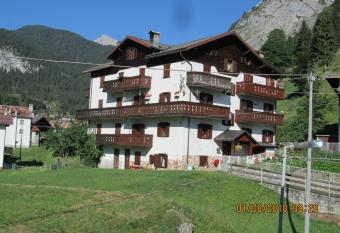 Ciesa Dei Maestri has Balcony rooms