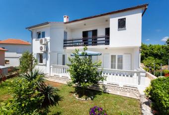 Villa Rosi has Balcony rooms