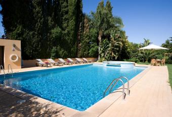 Hotel Parque das Laranjeiras allows 18 year olds to book a room